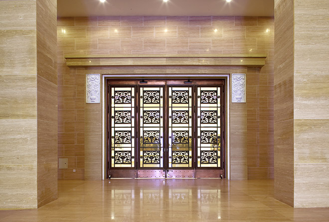 改造后大堂铜门及花饰.jpg 改造后大堂铜门及花饰.jpg