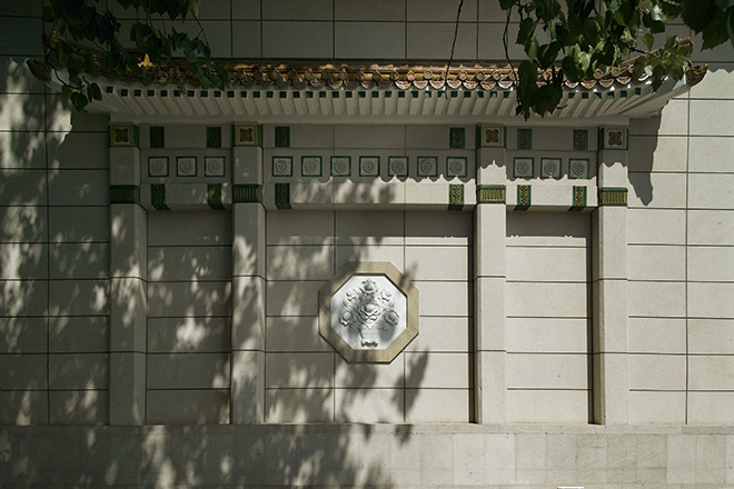 改造后墙上花饰寄树影.jpg 改造后墙上花饰寄树影.jpg