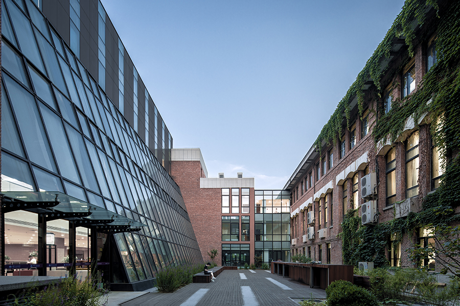 10 新旧馆舍之间庭院.jpg