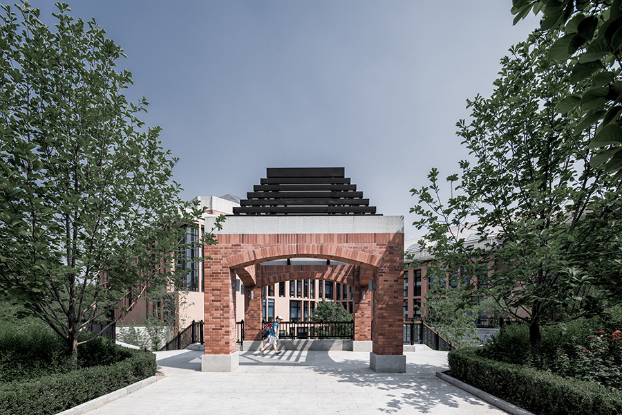 11 下沉庭院入口休息亭.jpg