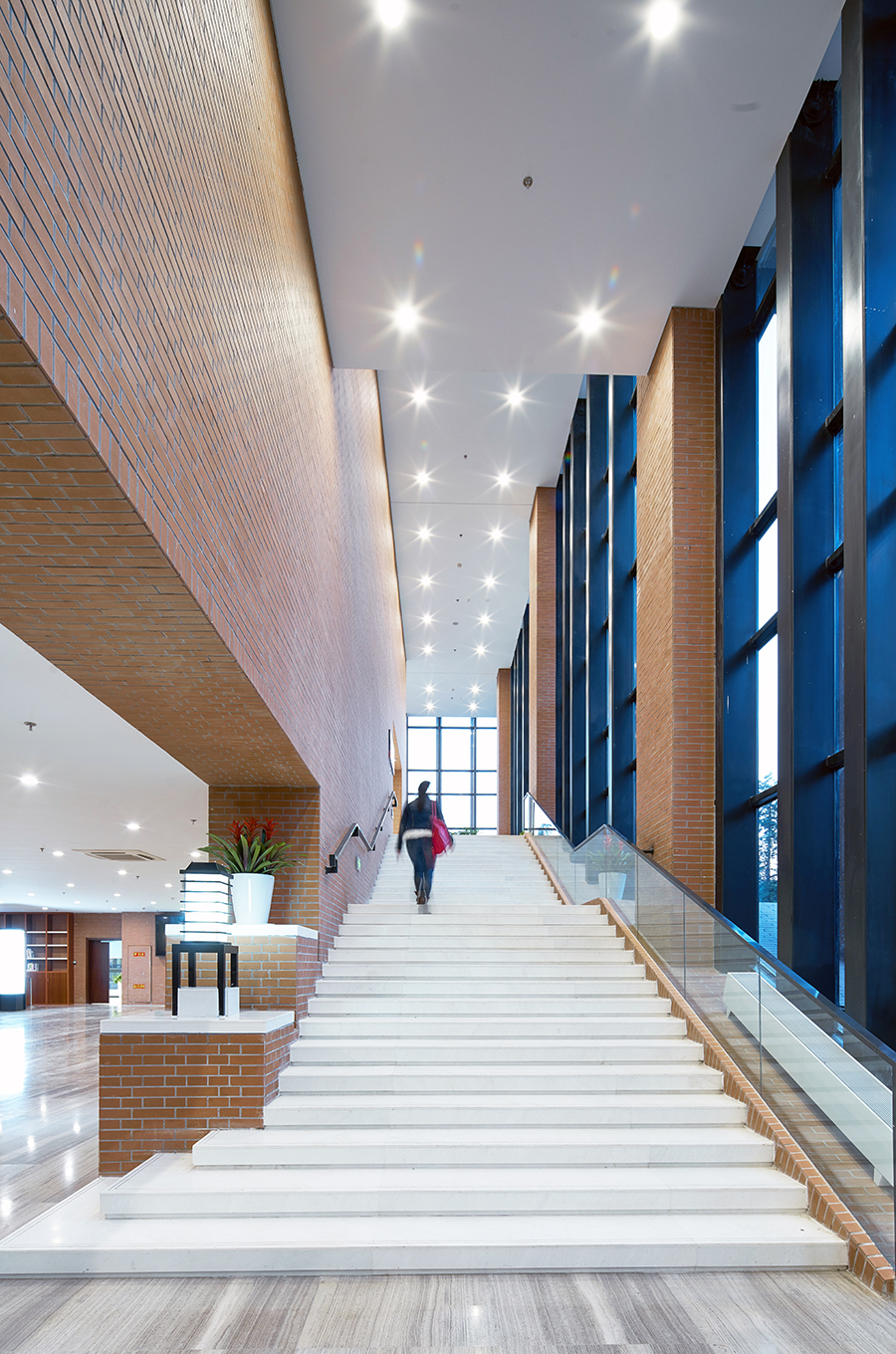 15 外侧包裹交通空间_m.jpg